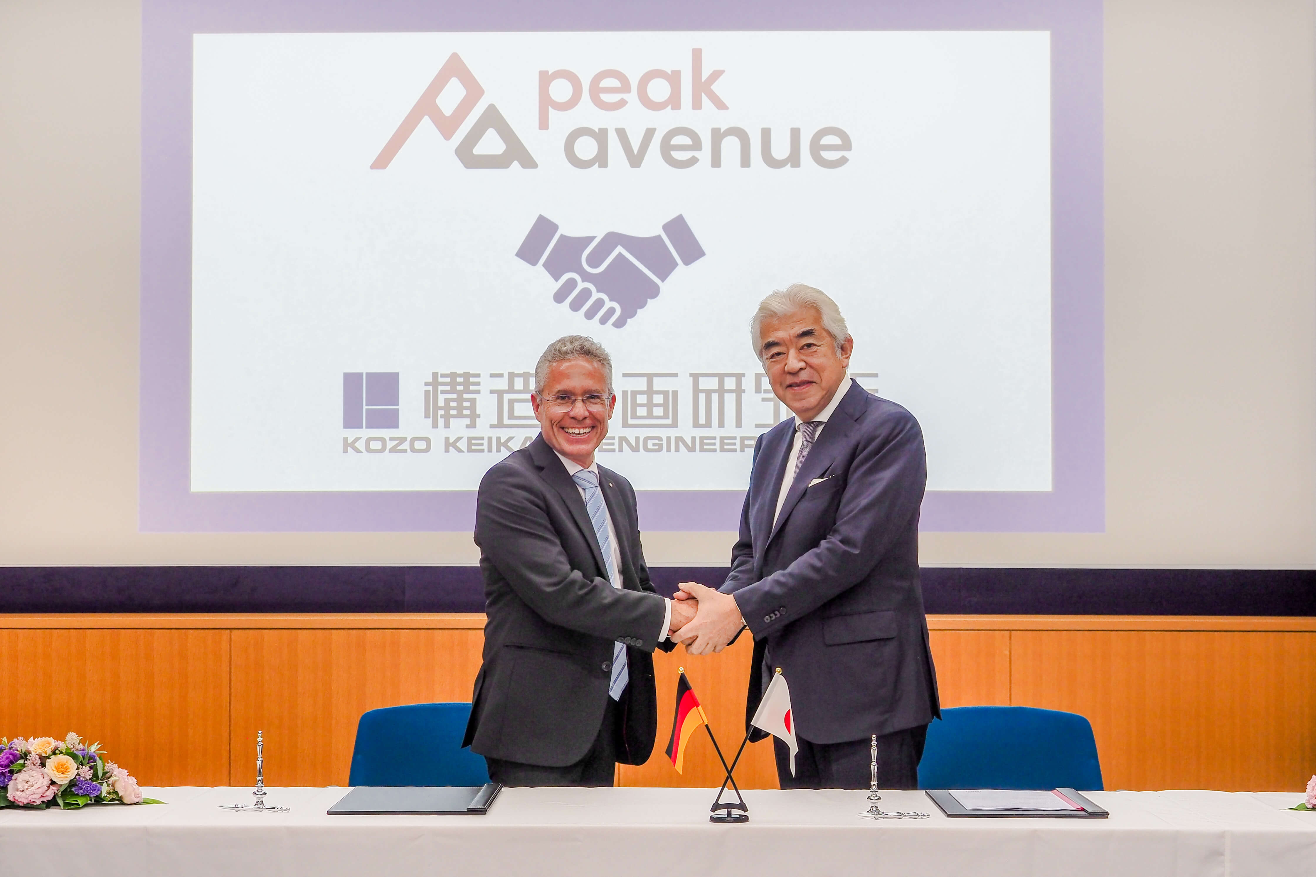 Ulrich Mangold, CEO, PeakAvenue and Tamon Watanabe, Representative Executive Officer and President, KKE shaking hands